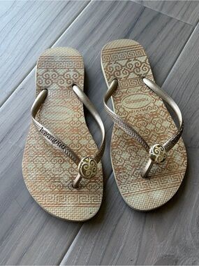 Havaianas Women’s Metallic Gold Flip Flop Sandals